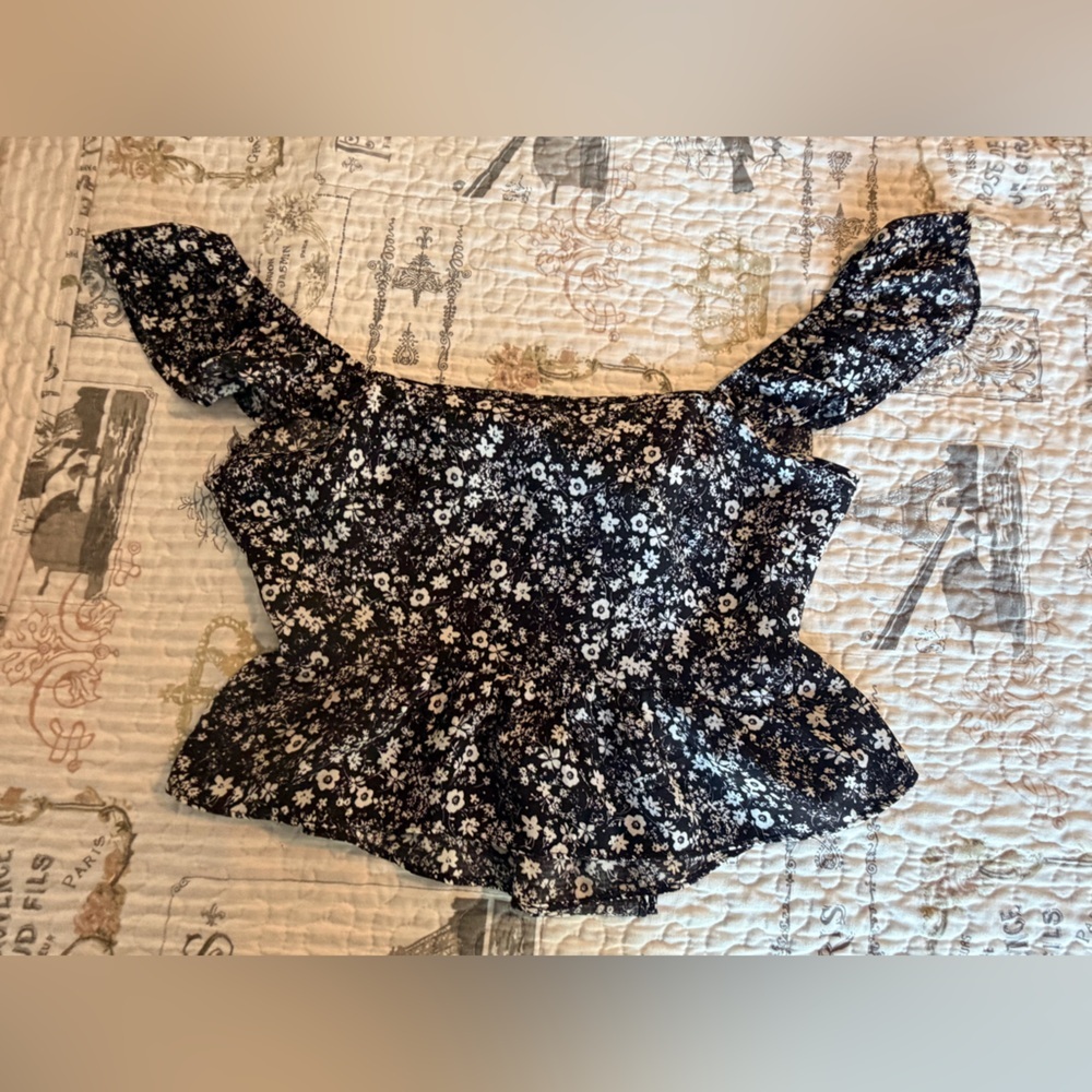 Paper Crane Off Shoulder Floral Top Medium Black White Ruffle Sleeve Blouse